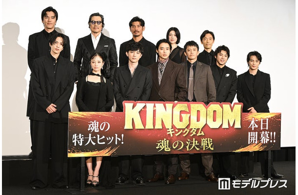 （下段左から）志尊淳、橋本環奈、吉沢亮、山崎賢人、小栗旬、山田裕貴、神尾楓珠（上段左から）要潤、豊川悦司、坂口憲二、三吉彩花、佐藤信介監督（C）モデルプレス