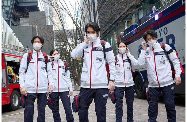 (左から)岩瀬洋志、桜田ひより、赤楚衛二、ファーストサマーウイカ、津田健次郎(C)2026劇場版『TOKYO MER』製作委員会