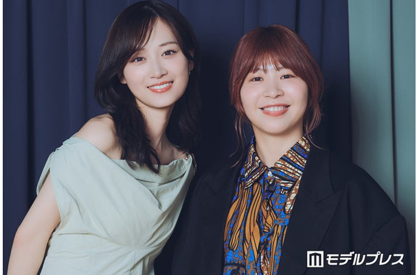 モデルプレスのインタビューに応じた山下美月、加納愛子(C)モデルプレス