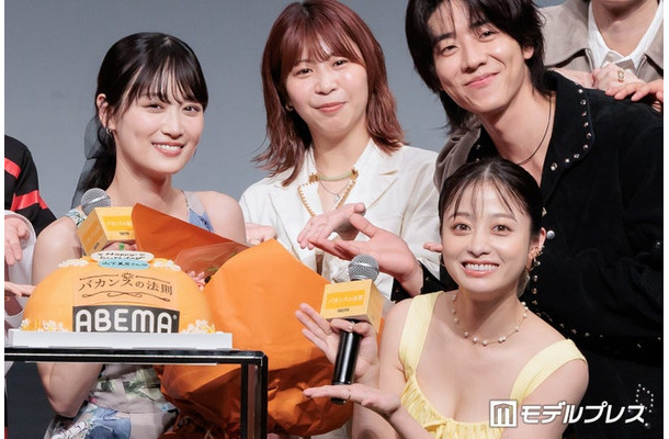「バカンスの法則」プレミアイベントに出席した(左から時計回りに)山下美月、加納愛子、チェ・ジョンヒョプ、橋本環奈(C)モデルプレス