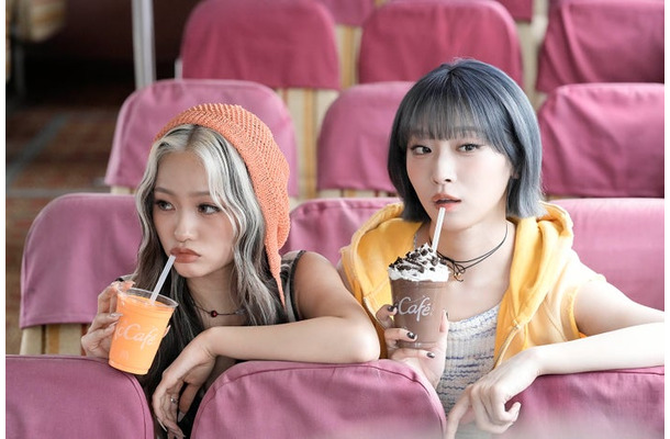 YURI、JISOO「マックに甘いの飲みにこない？リニューアル」篇（提供写真）