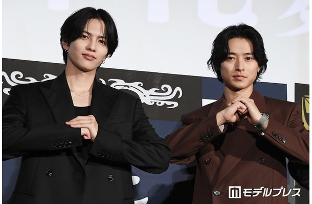 互いを称えあった志尊淳と山崎賢人(C)モデルプレス