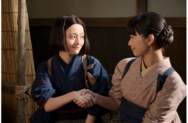 上坂樹里、見上愛「風、薫る」第95話(C)NHK