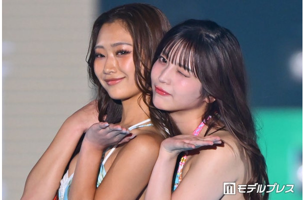 秋山愛、黒嵜菜々子（C）モデルプレス
