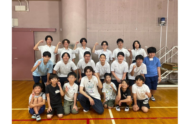 京本大我&ろう学校の学生(C)日本テレビ
