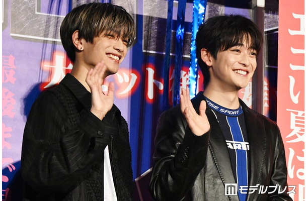 どちらが笑顔で手を振れるか張り合う(?)W高橋(高橋恭平&高橋文哉)(C)モデルプレス