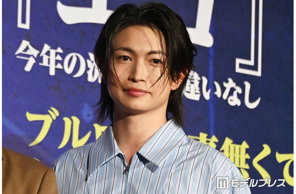 台本になかった演出が採用された綱啓永(C)モデルプレス