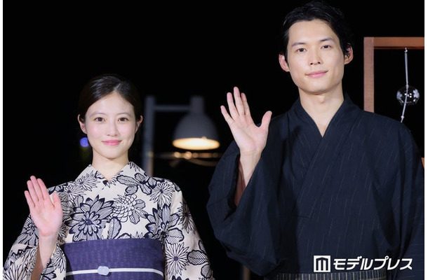 映画「白鳥とコウモリ」 納涼大ヒット祈願イベントに出席した今田美桜、松村北斗（C）モデルプレス