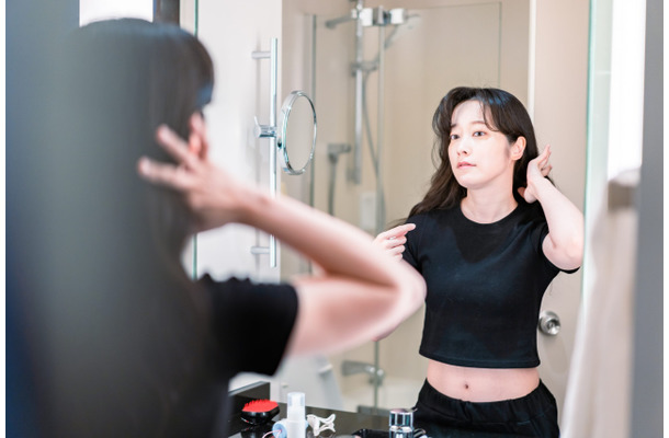 夏に大量発生! 40代が「すこぶるオバサンぽく見える」夏の危険ヘアアレンジ