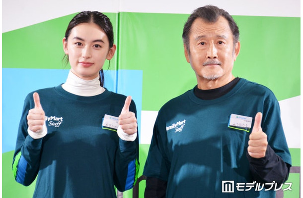 (左から)八木莉可子、吉田鋼太郎(C)モデルプレス