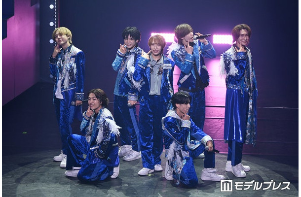 なにわ男子「初心LOVE」を披露したAmBitious（左下から時計回りに）井上一太、岡佑吏、真弓孟之、浦陸斗、永岡蓮王、大内リオン、山中一輝（C）モデルプレス