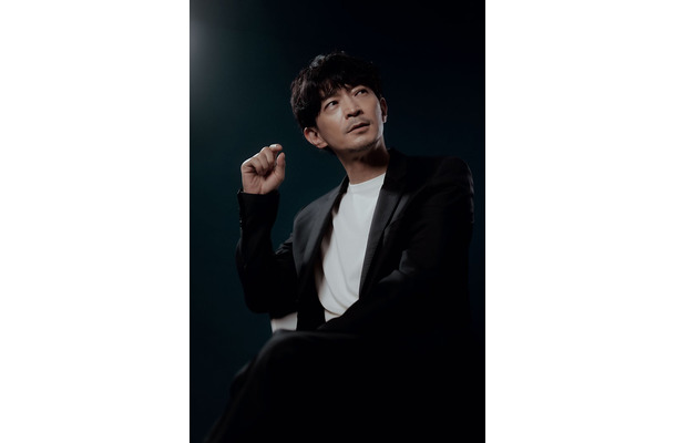 津田健次郎「モデルプレスカウントダウンマガジン vol.13」(東京ニュース通信社刊)写真:野間憲治