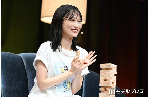 ジェンガを楽しむ山下美月(C)モデルプレス