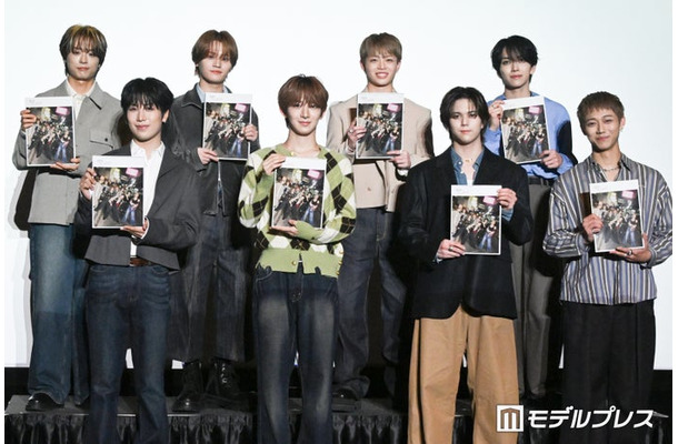 「MAZZEL 1st photobook with ZEAL」発売記念トークショー囲み取材に出席したMAZZEL/(後列左から)TAKUTO、KAIRYU、RYUKI、EIKI(前列左から)HAYATO、NAOYA、RAN、SEITO (C)モデルプレス