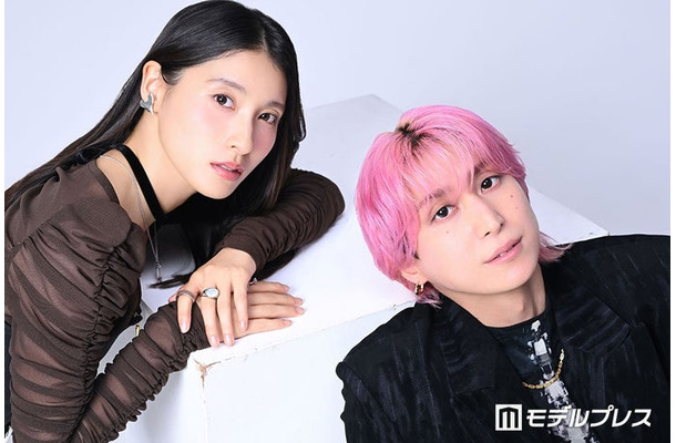 モデルプレスのインタビューに応じた土屋太鳳、佐久間大介(C)モデルプレス