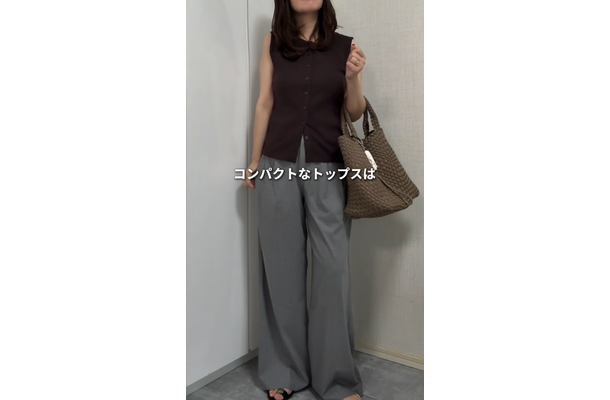 大人かわいい!ダークブラウンのノースリ&グレーのワイドパンツで作るシックな着こなし【40代の毎日コーデ】