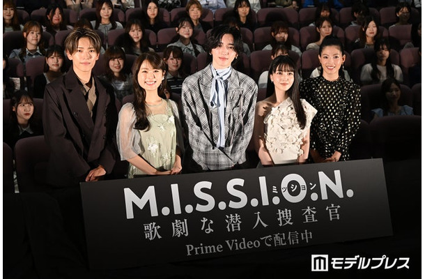 (左から)深田竜生、渋谷凪咲、道枝駿佑、久保史緒里、石井杏奈(C)モデルプレス