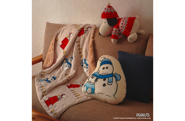 ブランケット ¥4,620、シットアップクッション ¥5,500、ダイカットクッション ¥3,300/© 2026 Peanuts Worldwide LLC