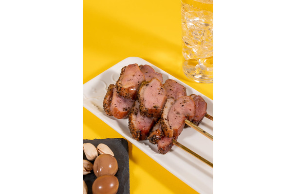「燻製あい鴨ロース串」(提供画像)