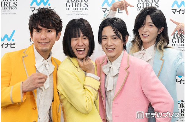 囲み取材に応じたモナキ(C)モデルプレス