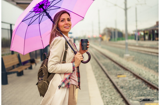 お育ちがバレる!「雨の日に」電車や公共の場でやっていたら「今すぐやめてほしい」こととは