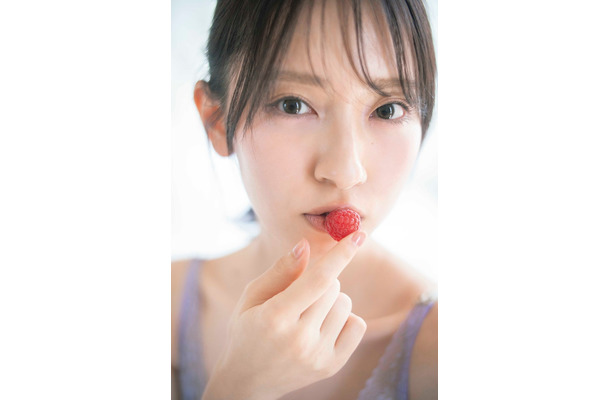 金村美玖2nd写真集「機微」@Loppi・HMV限定カバー版裏表紙 撮影/佐藤佑一