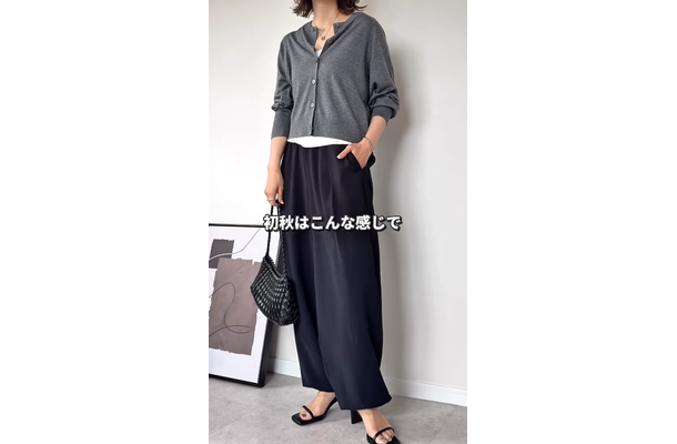 「とろみバルーン」が今年顔。【GU】のドレープパンツ×カーデで叶える初秋シックな着こなし【40代の毎日コーデ】