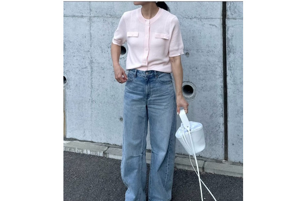 甘いピンクをデニムと合わせて大人仕様に。新鮮な色使いで遊ぶ華やかスタイル【40代の毎日コーデ】