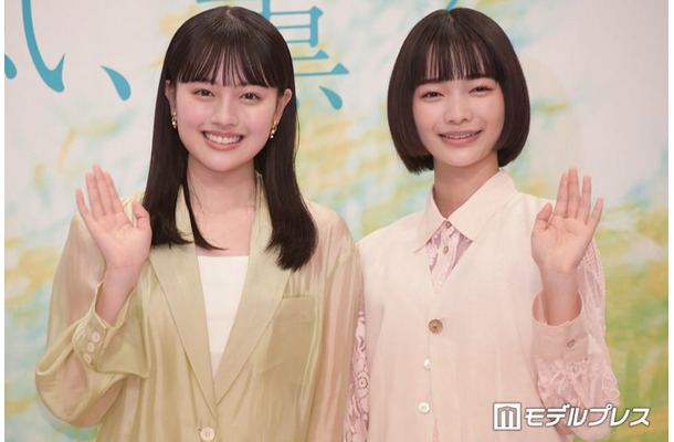 上坂樹里、見上愛(C)モデルプレス