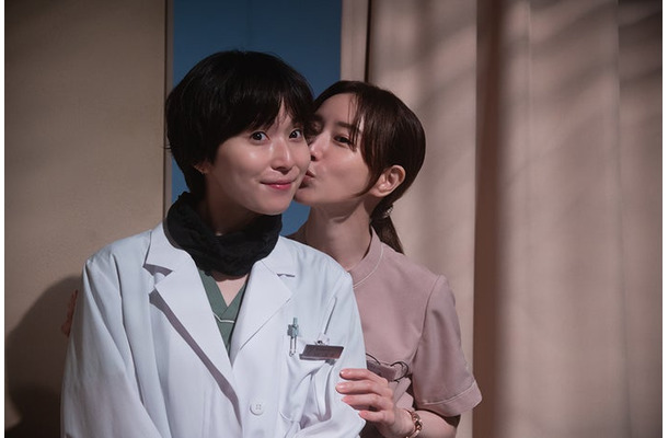 松岡茉優、田中みな実「ダウンタイム」メイキング画像/Netflixシリーズ「ダウンタイム」独占配信中