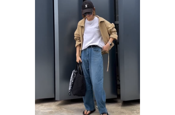 クールにきまる【ユニクロ】ユニセックス服。秋の白T×デニムも着るだけで洗練シルエットに【40代の毎日コーデ】