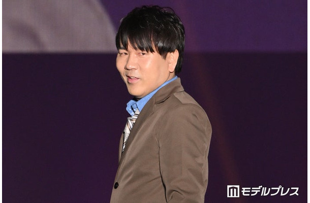 ゆっくりとランウェイをためる藤本敏史(C)モデルプレス