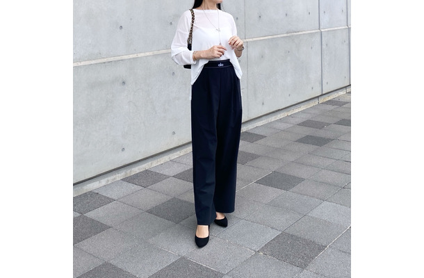 抜け感シアー×美脚トラウザー。白トップスのきれいめ秋スタイル【40代の毎日コーデ】
