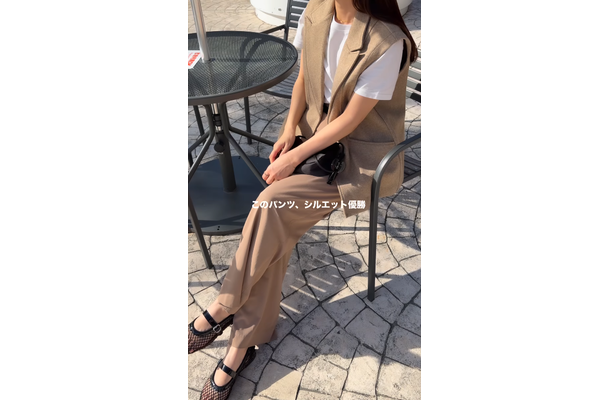 「ジレとボトムスを同系色に」。白T×タックワイドパンツを秋仕様にシフトする着こなしテク【40代の毎日コーデ】