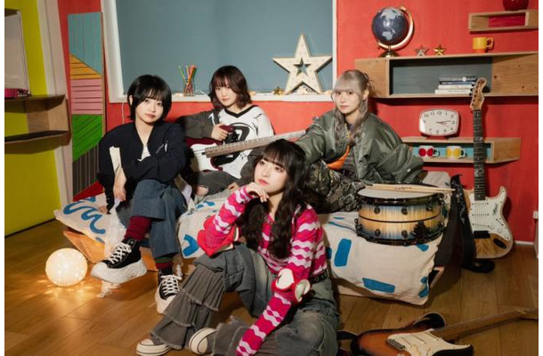 4ピースロックバンド・らそんぶる、新曲「恋じゃなくなっても」MV公開。楽曲の世界観を“花”で可視化