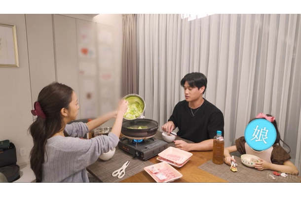 板野友美、高橋奎二「エイジレスボーイズ」(C)AbemaTV, Inc.