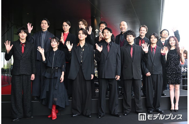 (後列左から)袴田吉彦、金田哲、今井竜太郎、武井壮、牧野公昭、ジョエル・ディカーソン、浜野謙太(前列左から)佐藤龍我、伊原六花、中川大志、岩本照、安藤政信、城桧吏、久間田琳加(C)モデルプレス