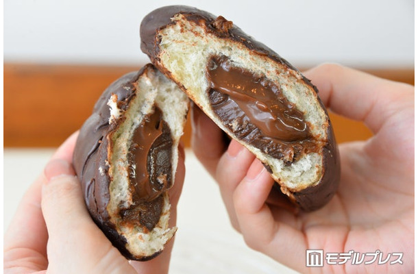中にはとろっとしたチョコクリームが(C)モデルプレス