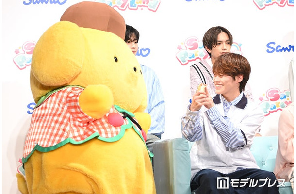 渡されたコントローラーがポムポムプリンくんと同じ黄色で「一緒だぁ!」と喜ぶ大橋和也(C)モデルプレス