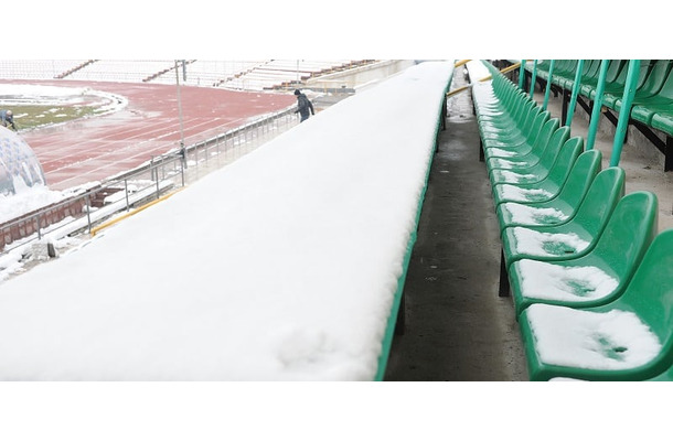 豪雪のJ2新潟、スタジアムが異常事態…積雪は55cm、開幕まであと3週間