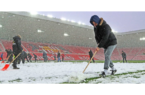 壮絶な大雪で…ホームレスのためにサッカーチームがスタジアムを開放