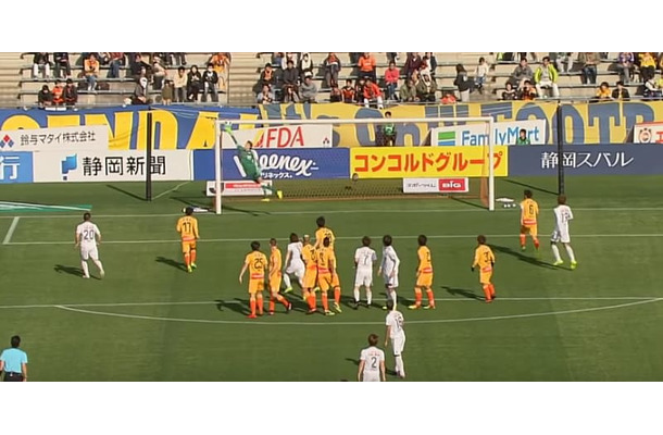 清水GK六反勇治、驚異の跳躍力で「スーバーセーブ」！野津田の超FKを