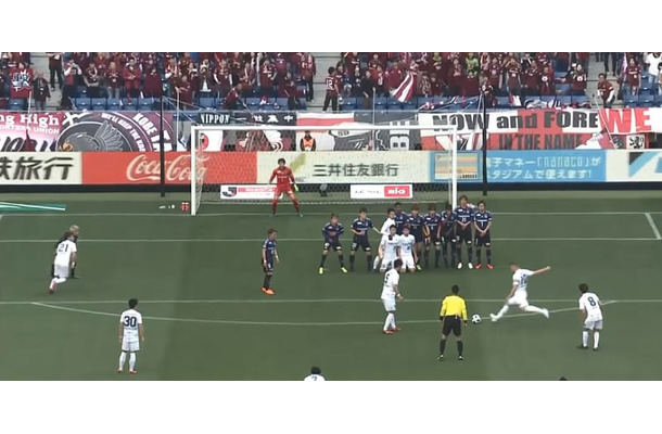 一流同士の真剣勝負！ポドルスキvs東口順昭、「FK」の攻防がアツかった