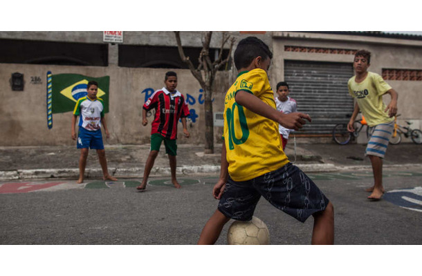 これが、サッカー王国ブラジル！素人おじさんの足技がすげぇぞ