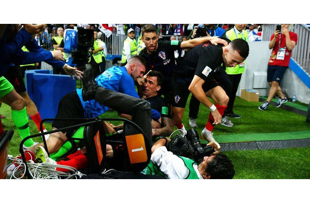 これはいい！W杯でクロアチア選手に押し倒されたカメラマン、その瞬間の写真が