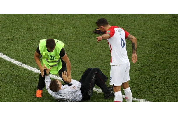 ロヴレンにボコられる写真が話題…W杯決勝の乱入者は有名バンド