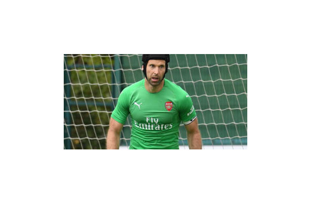 アーセナルGKチェフ、まさかの「むっちり」マッチョ化！？画像で見てみる