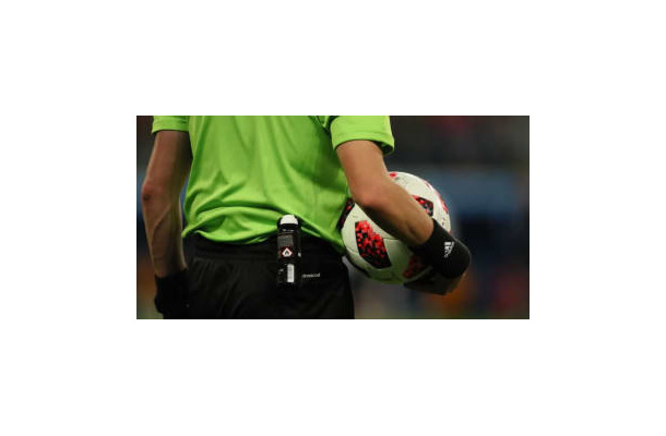 サッカー界に新たな「伝説動画」誕生！なんとPKが主審の顔面に当たってゴール