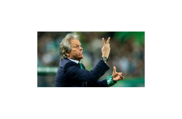 サッカーっていいね！サウジで監督と相手選手が激突も「ほっこり」