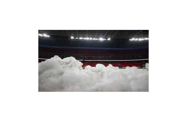 やめてあげて…サッカー審判、ファンから「雪の集中砲火」を浴びる